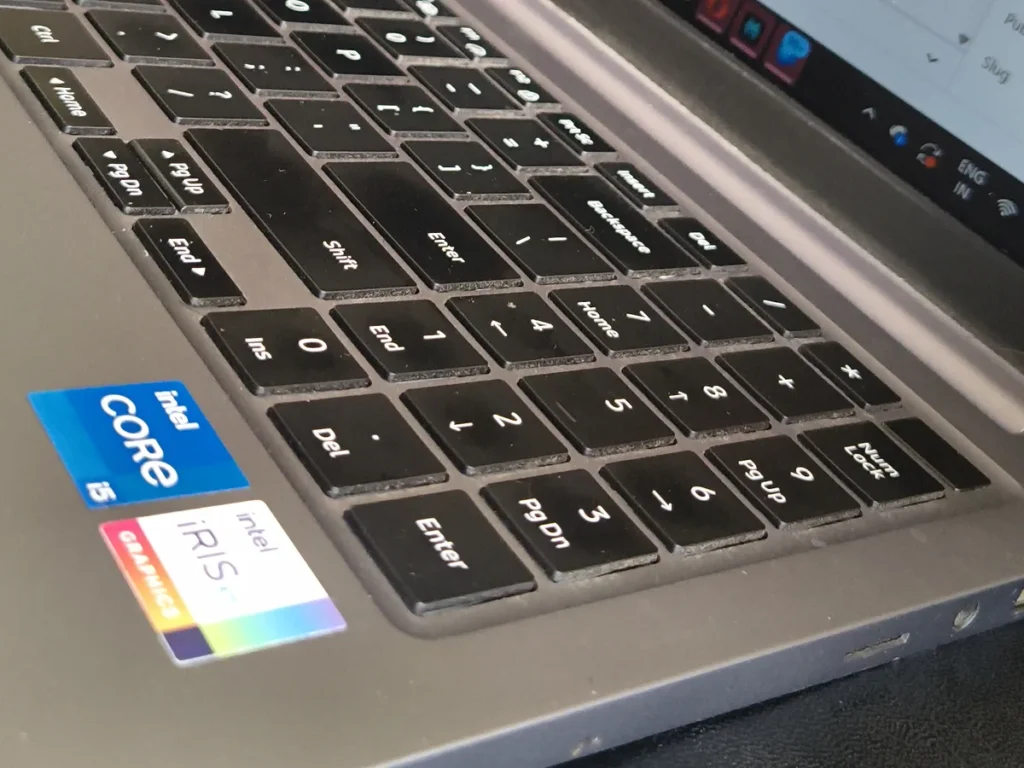 Samsung Galaxy Book4 Metal Intel Core i5 keyboard with numpad