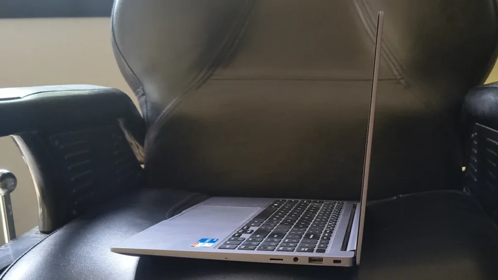 Samsung Galaxy Book4 Metal thin design and side ports