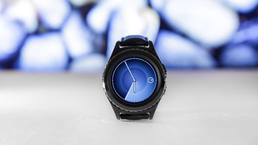 best smartwatch under 3000 round dial AMOLED display